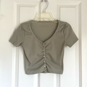 ❌SOLD❌ green button up crop top